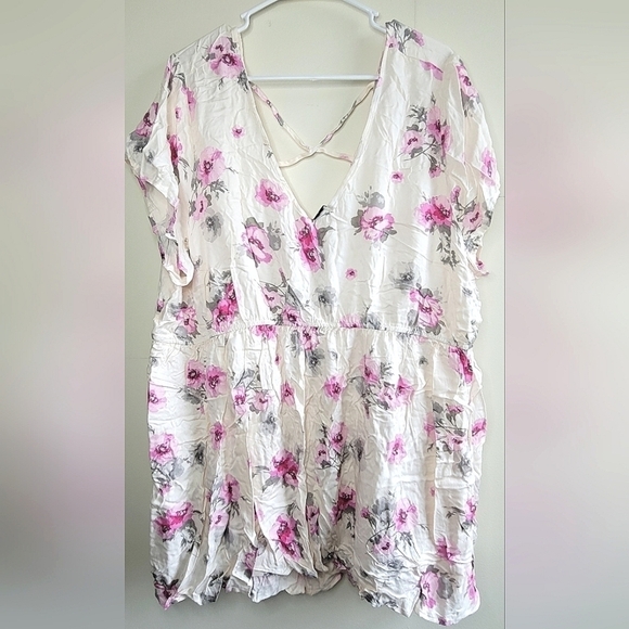 NWT Torrid Floral Cross Back Short Sleeve Blouse, Size 4 - Picture 2 of 4